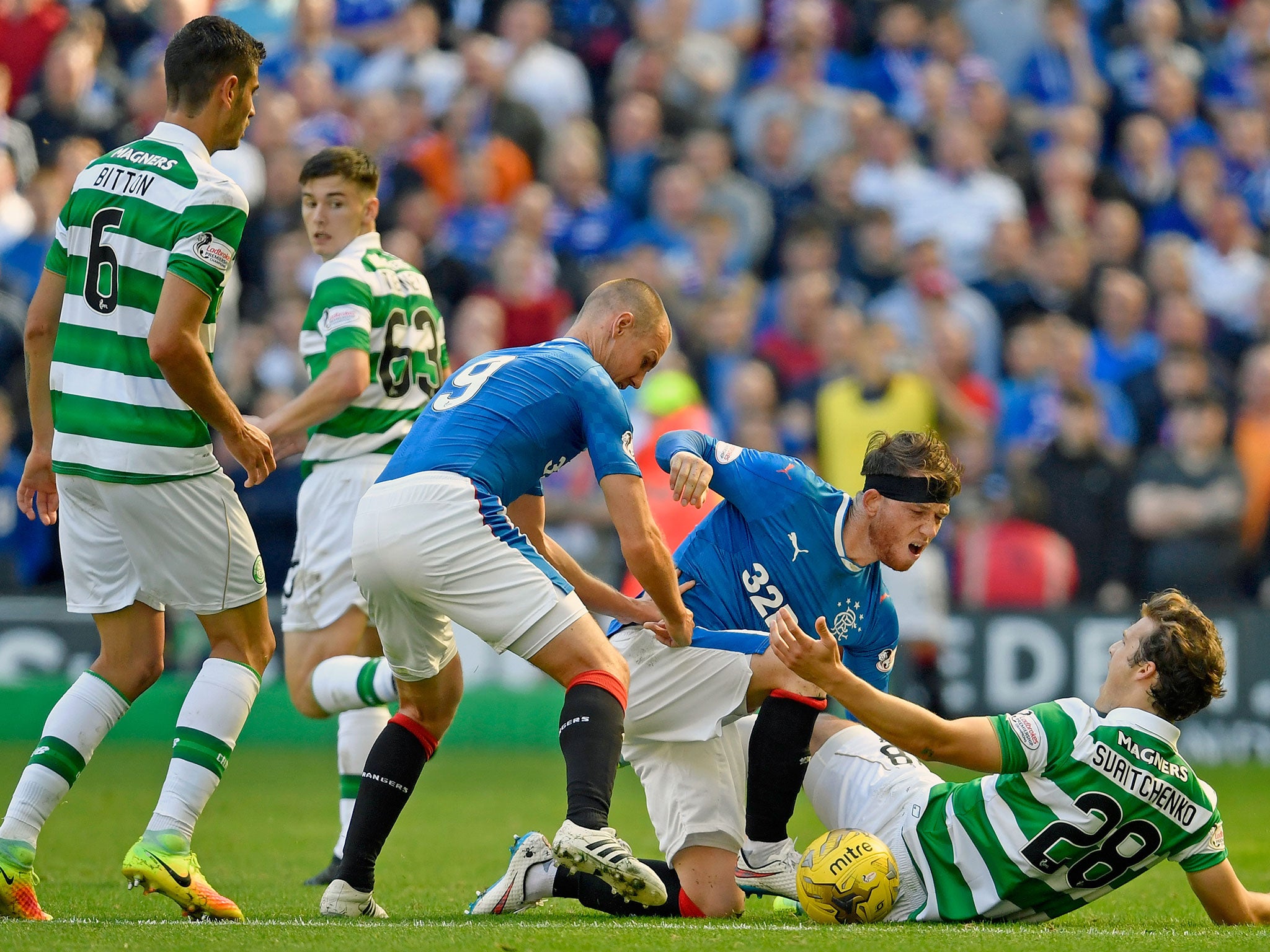 Celtic vs rangers тема. Celtic Rangers. Селтик против Рейнджерс. Селтик игрок. Celtic Park лига чемпионов.