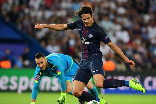 Edinson Cavani misses an open goal after taking the ball around David Ospina