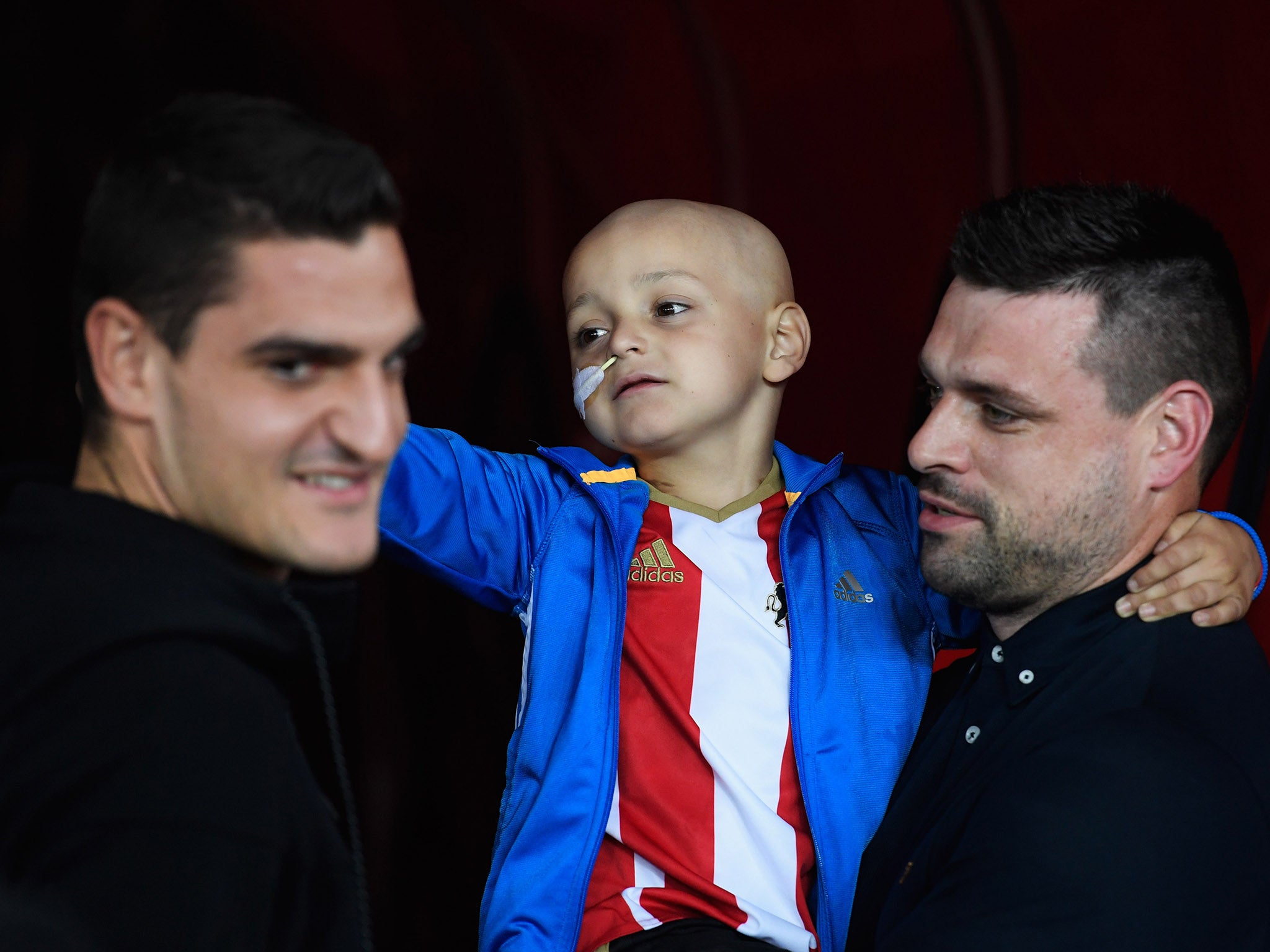 Bradley Lowery met Vito Mannone after leading the players out