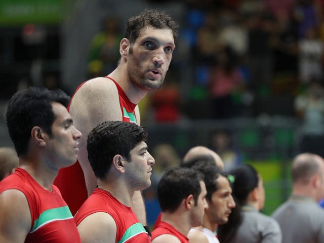 <p>Mehrzadselakjani mide 2,43 metros y ha conducido a Irán a dos medallas de oro en voleibol sentado </p>