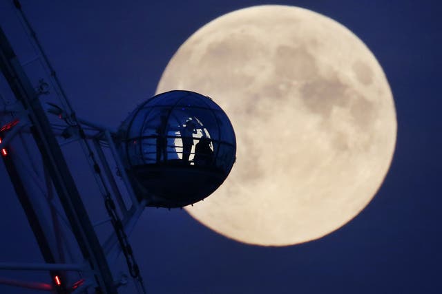 The Harvest Moon next to the London Eye in 2015