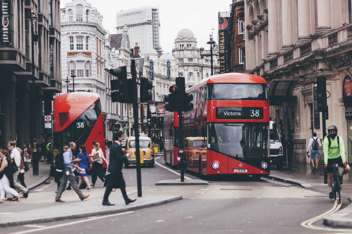 London life. Люди на улицах Лондона. Городская жизнь Лондон. Великобритания люди на улице. Лондон город люди.