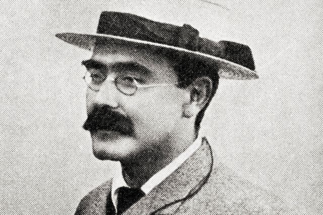 Joseph Rudyard Kipling returned to India from England to work as a reporter for the Civil and Military Gazette under a newspaper apprenticeship