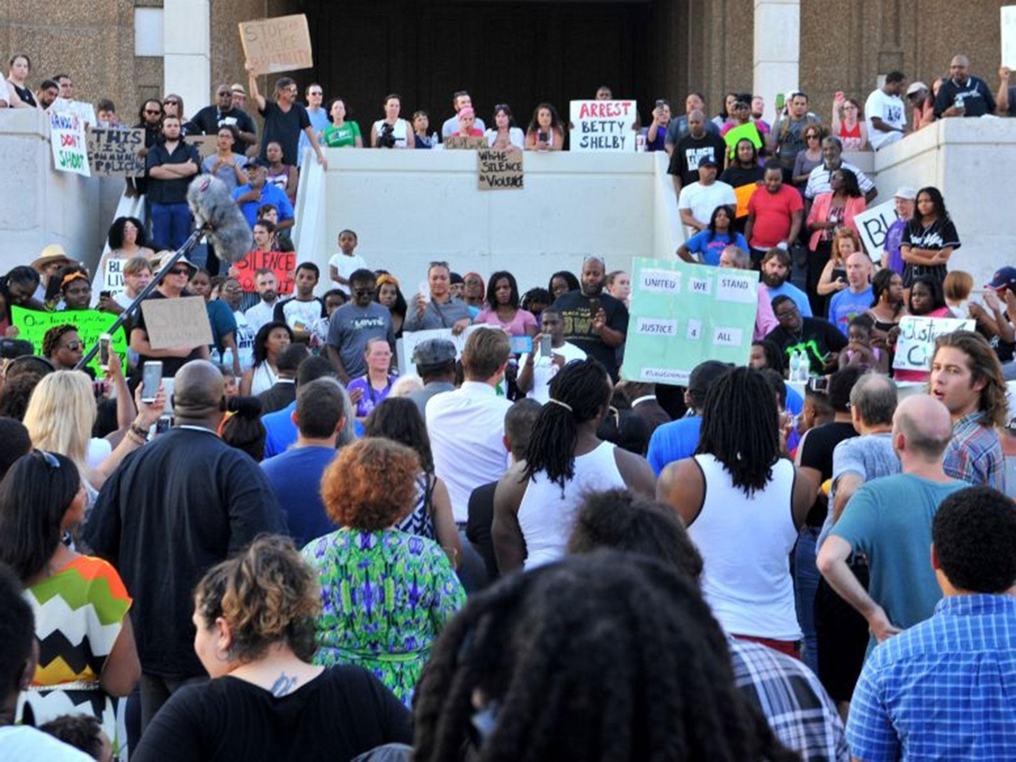 Protesters calling for the arrest of Officer Betty Shelby, who shot dead unarmed motorist Terence Crutcher, demonstrate outside the Tulsa Police headquarters in Tulsa, Oklahoma, 20 September, 2016