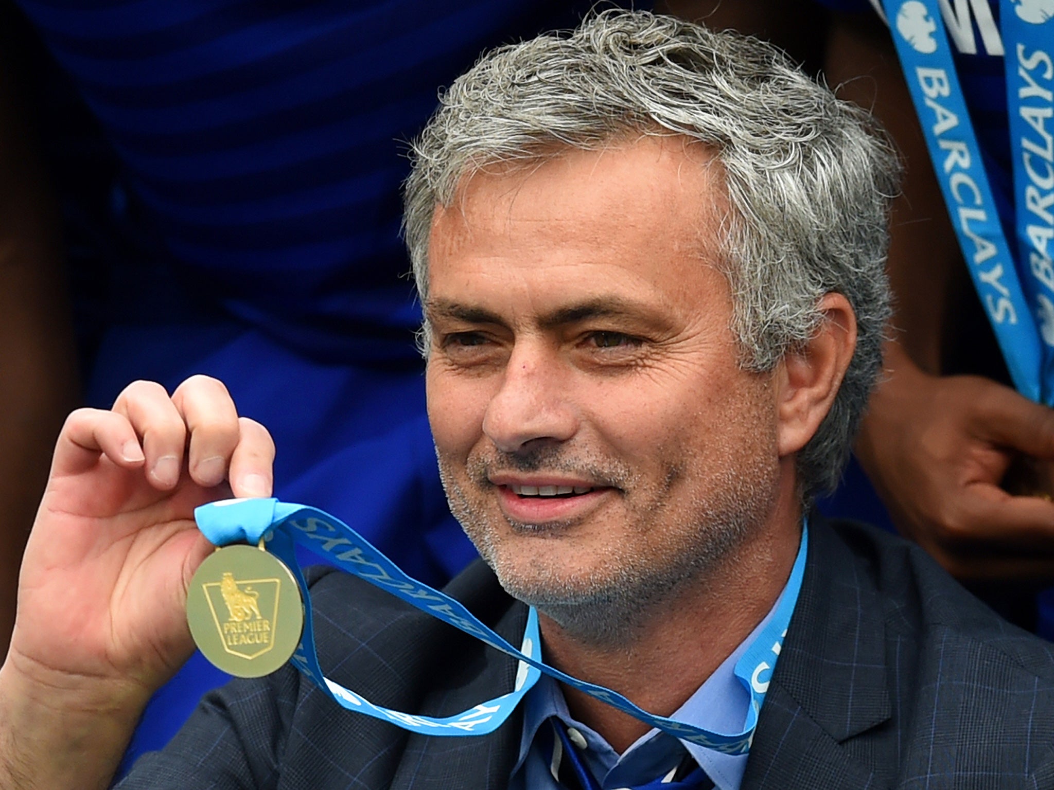 Mourinho poses with his 2014/15 Premier League winners' medal