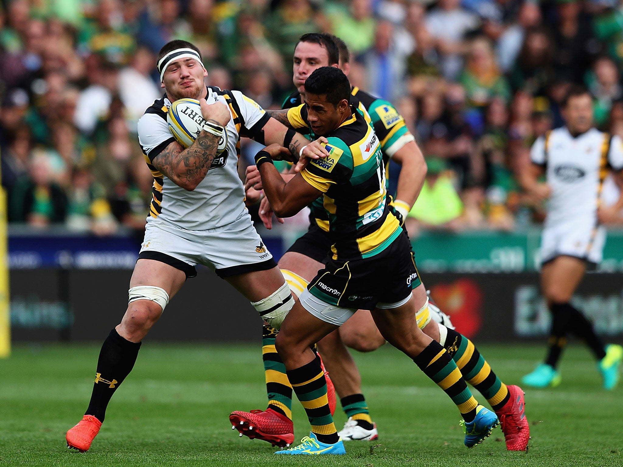 Guy Thompson of Wasps holds off Saints' Ken Pisi