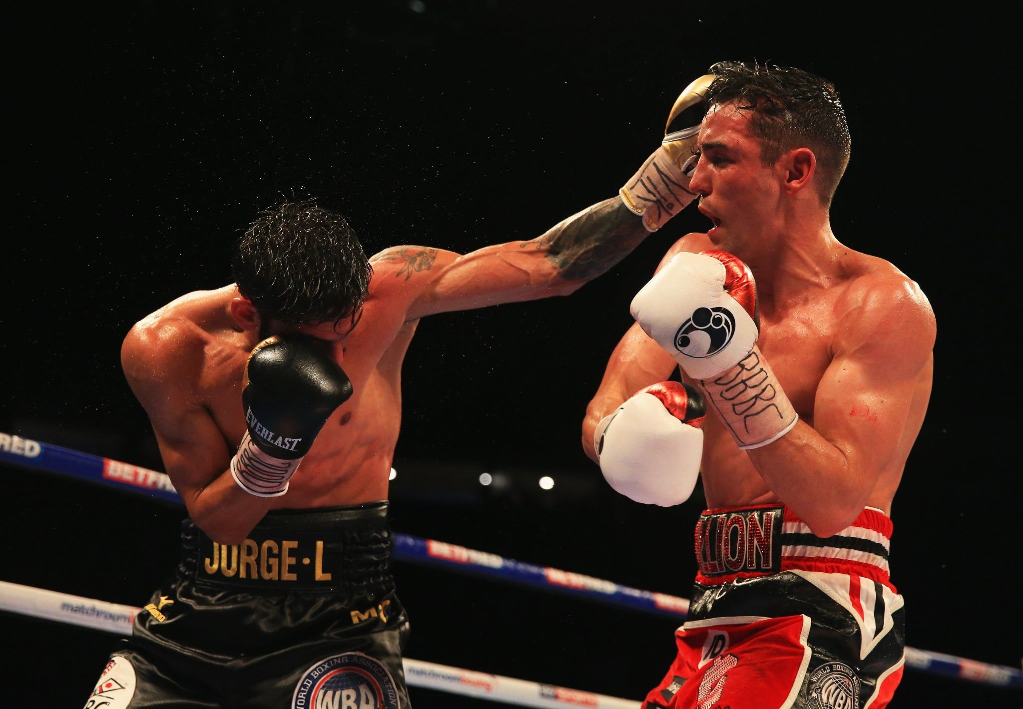 Linares rocked Crolla at the end of the sixth round