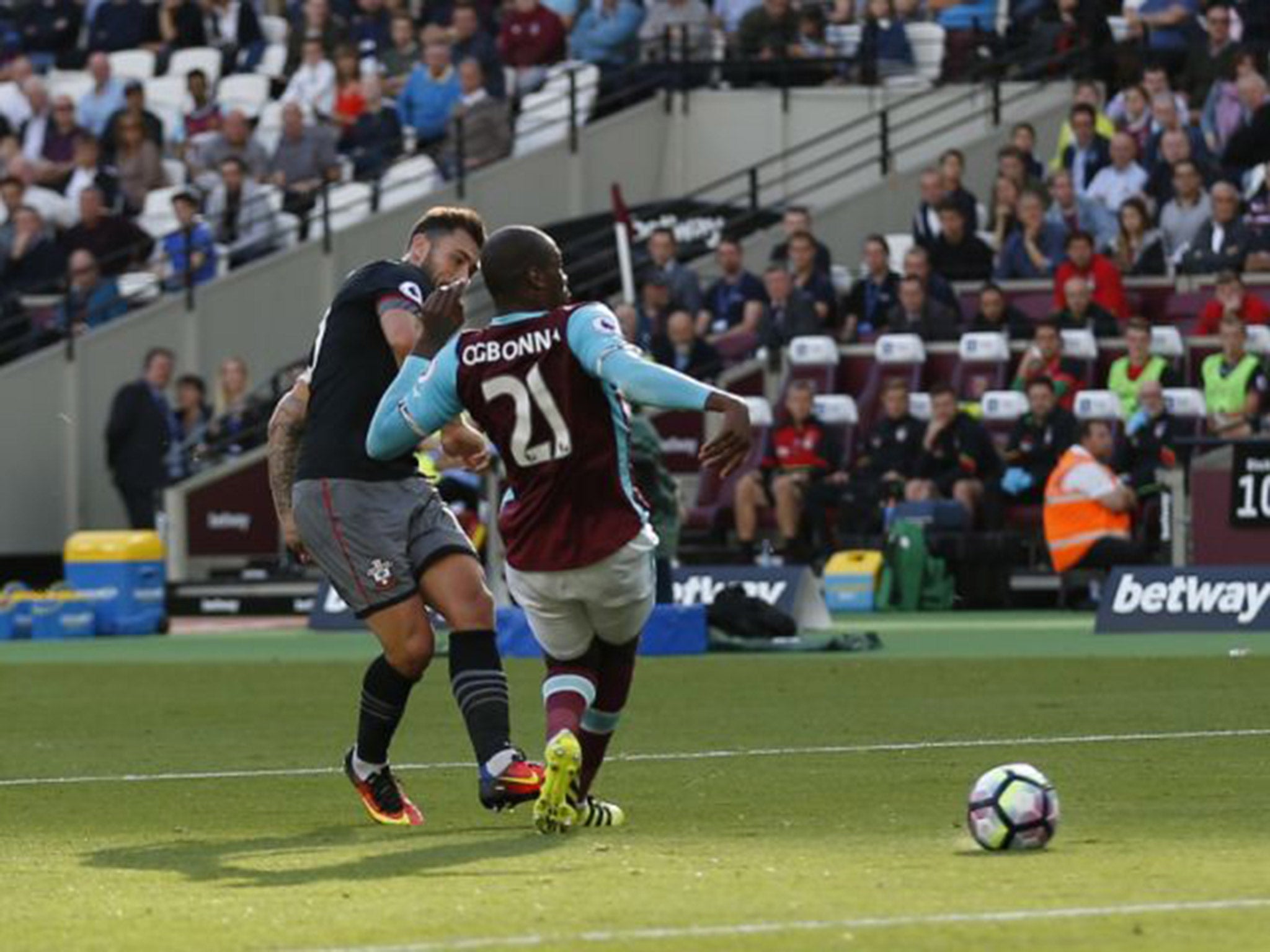 Charlie Austin puts Southampton ahead against West Ham