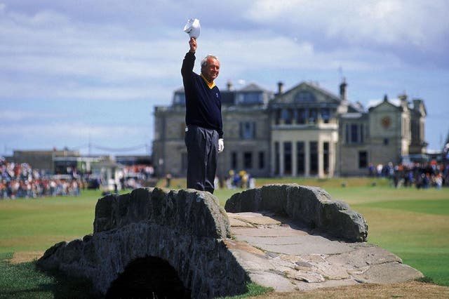 Arnold Palmer waves farewell after his final appearance at the Open at St Andrews in 1995