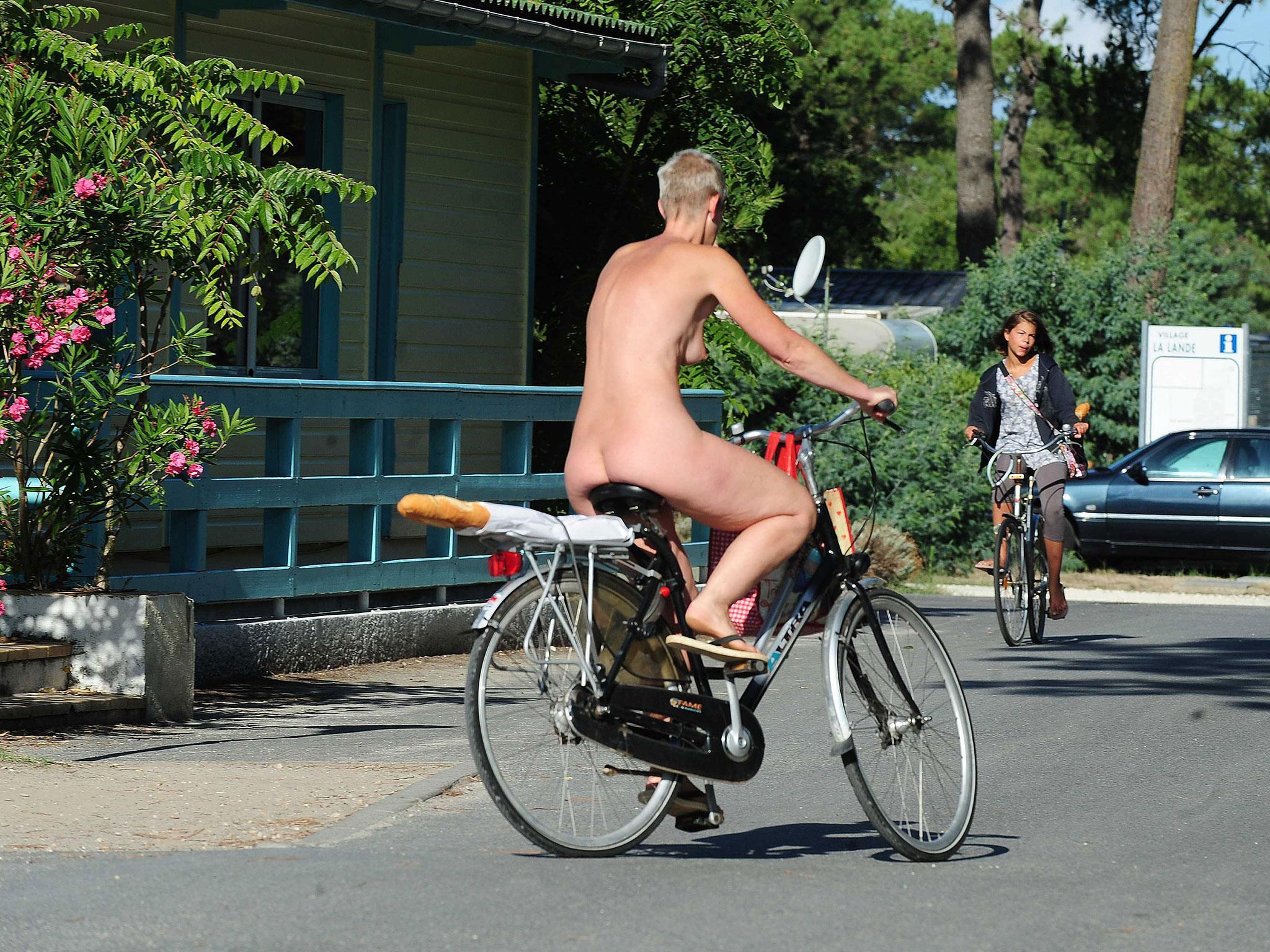 French Nude Beach Voyager - Bois de Vincennes park in Paris is launching a nudist area ...