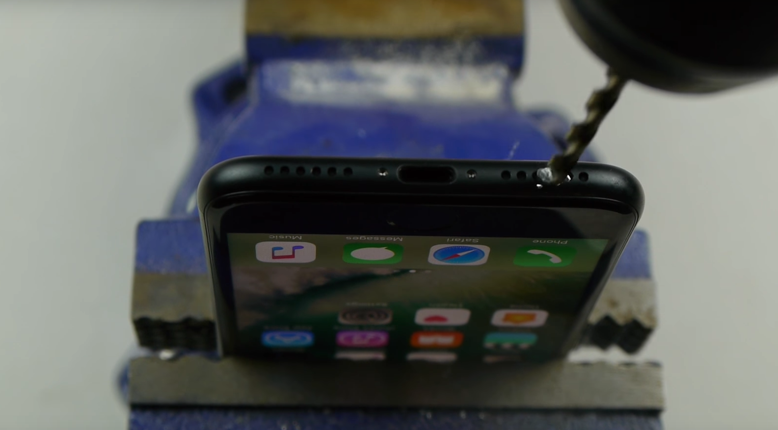 iPhone 7 headphone hoax sees trolls try and trick people into drilling
