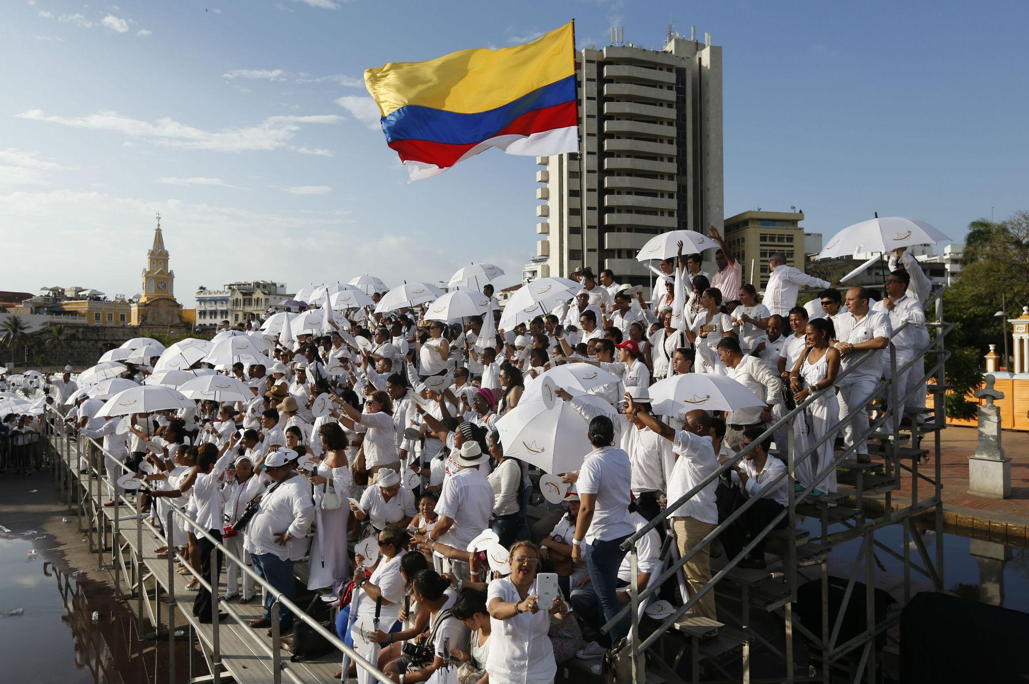People await the peace deal signing ceremony in Cartagena, Colombia
