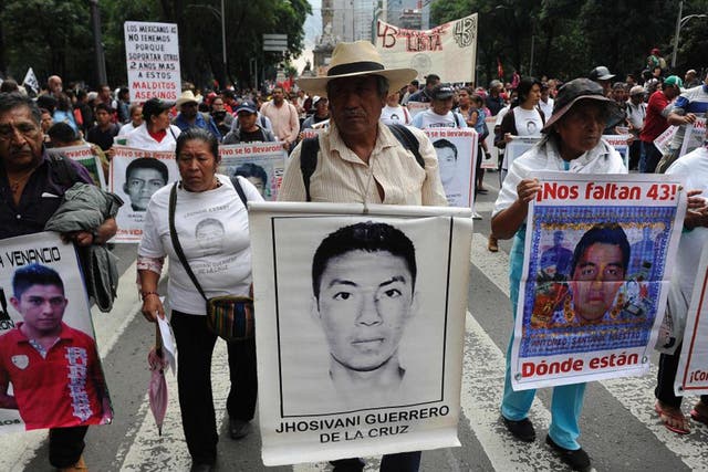 Amigos y familiares de los 43 estudiantes desaparecidos en Ayotzinapa.