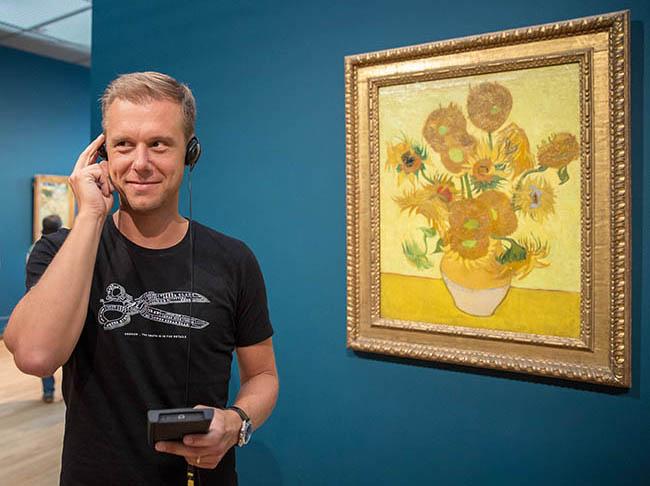 Armin van Buuren vibing out in front of Van Gogh's Sunflowers