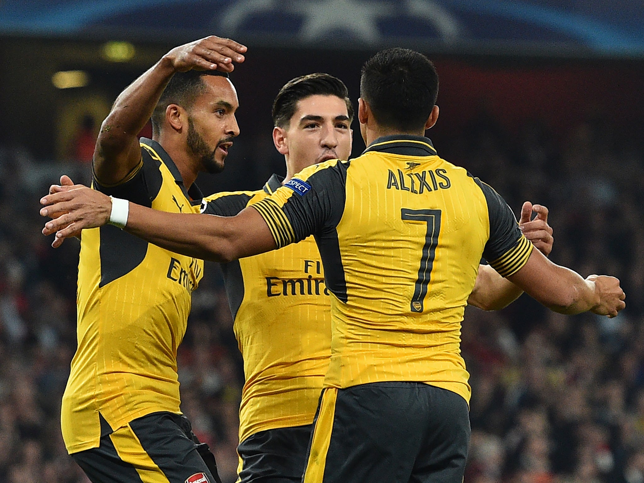 Walcott celebrates his strike with Sanchez and Bellerin