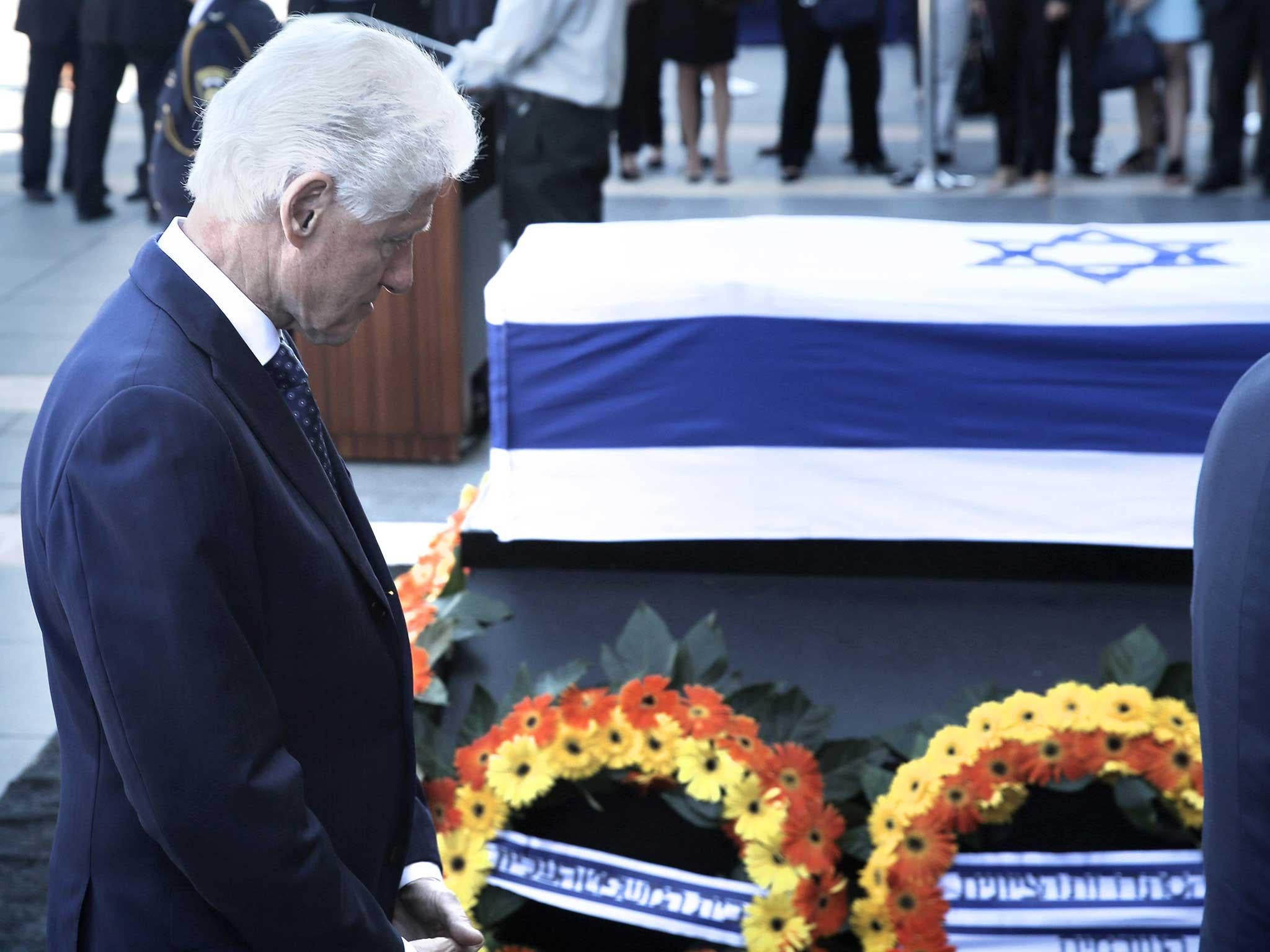 Former US president, Bill Clinton pays his respect in front of the coffin of former Israeli president Shimon Peres