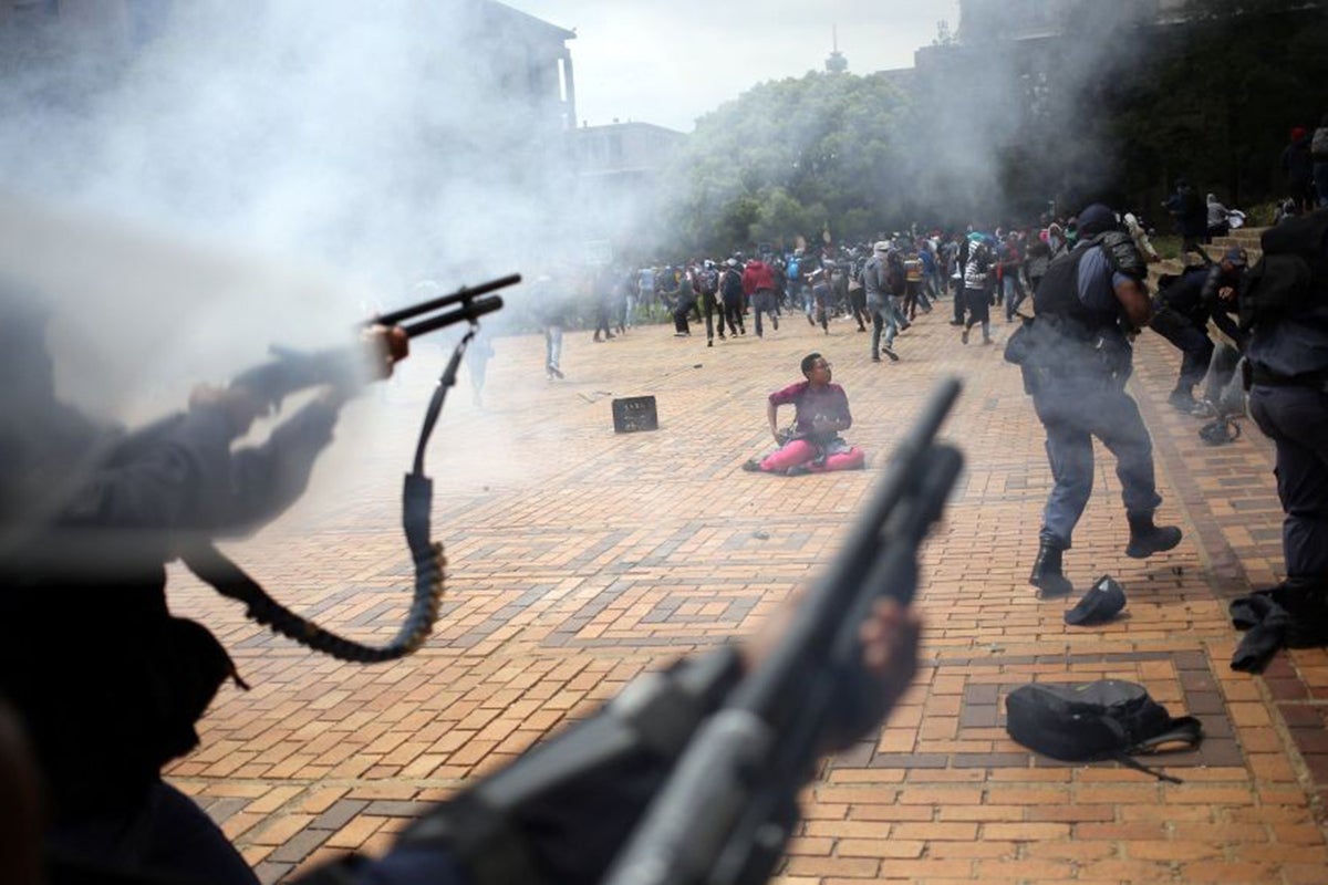 Police fire rubber bullets on student protesters at Johannesburg's University of the Witwatersrand