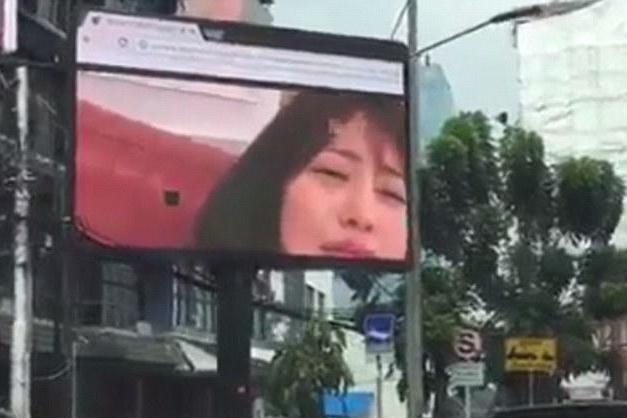 627px x 418px - Bored man hacks into giant billboard so he can watch porn ...