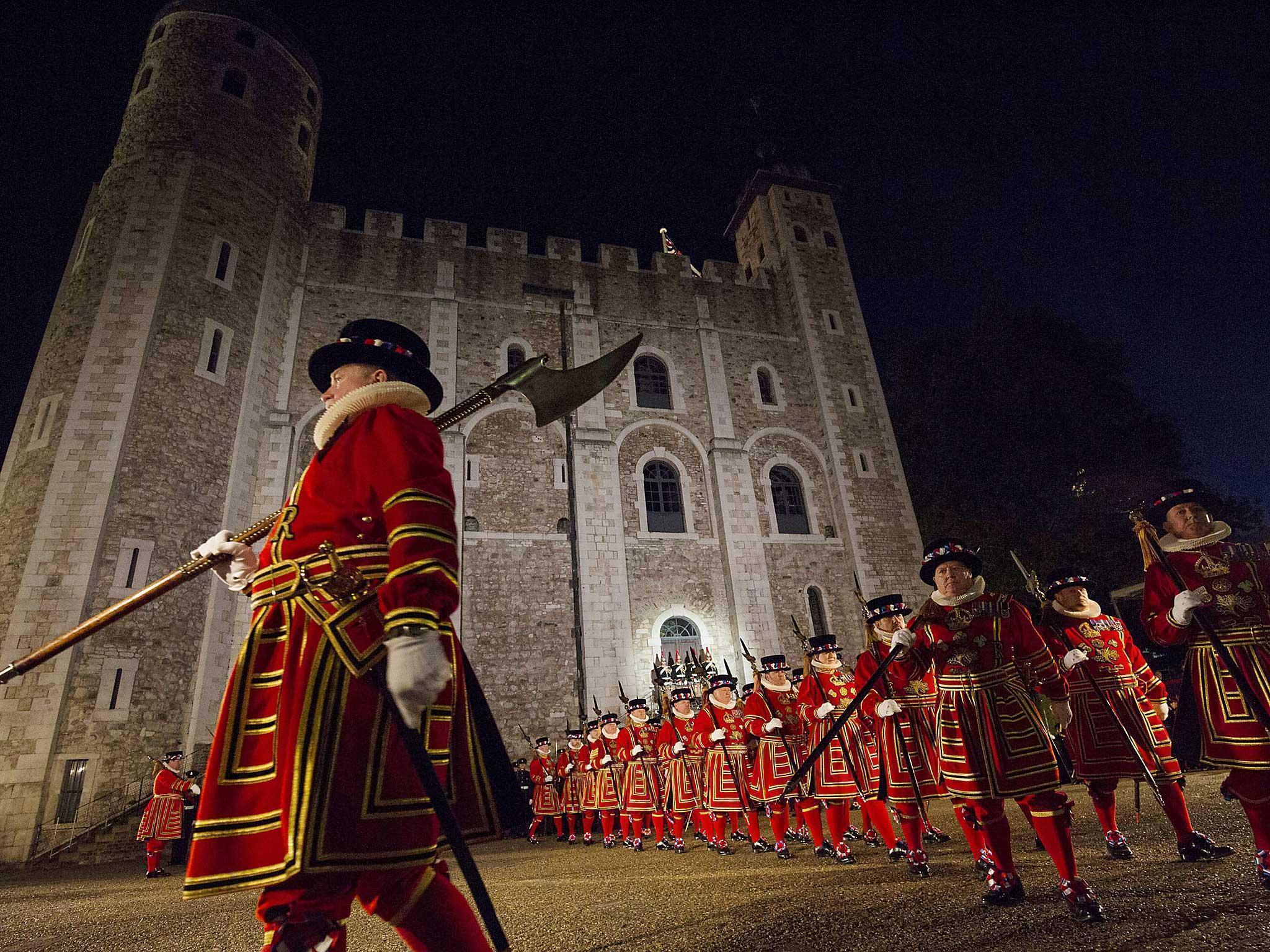 Страж тауэра в переводе едок говядины. Тауэр бифитеры. The Tower of London Бифитер. Тауэр Лондон бифитеры. Стражи Тауэр (бифитеры).