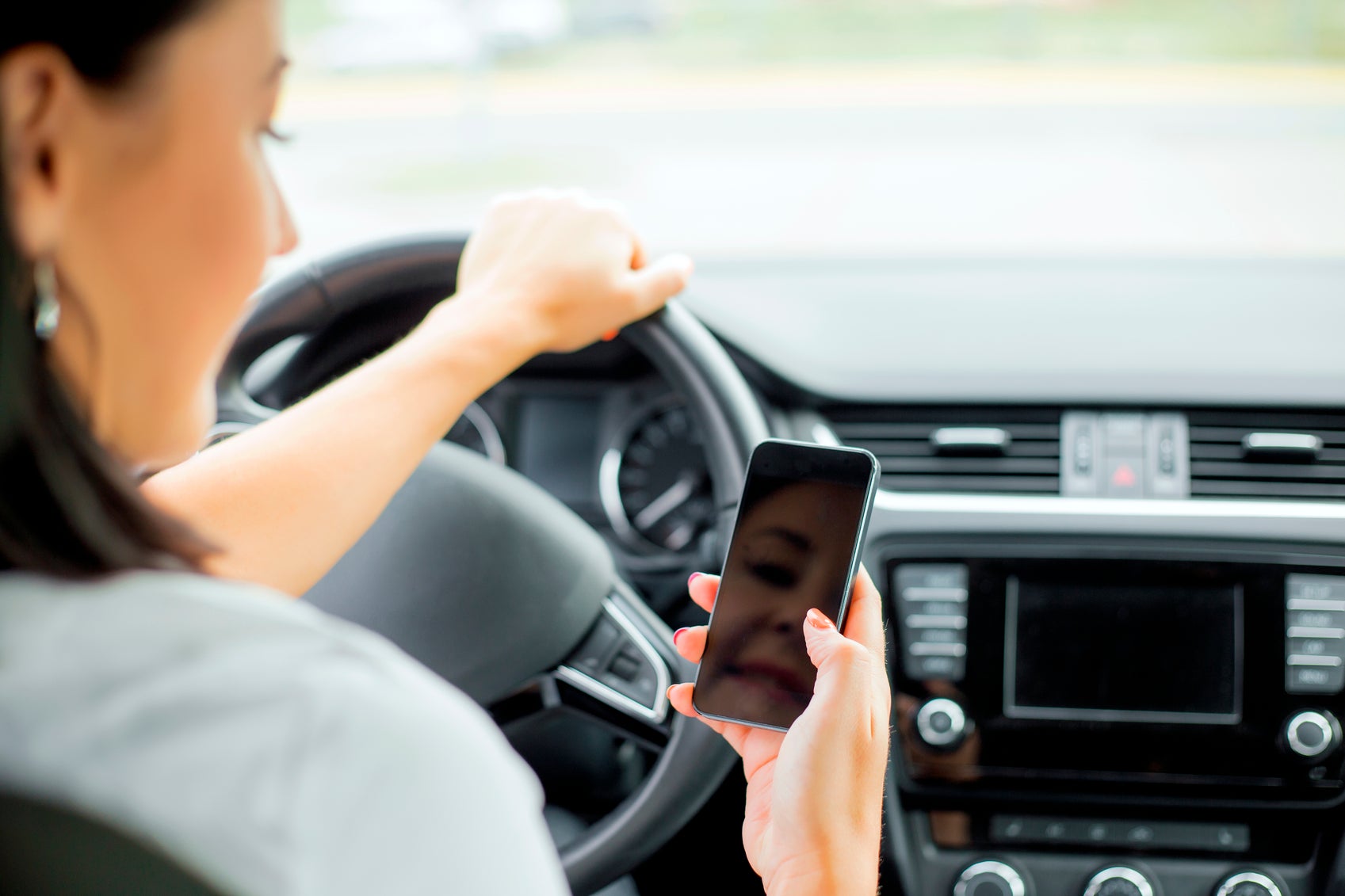 Women are less likely to be distracted while driving, research has suggested