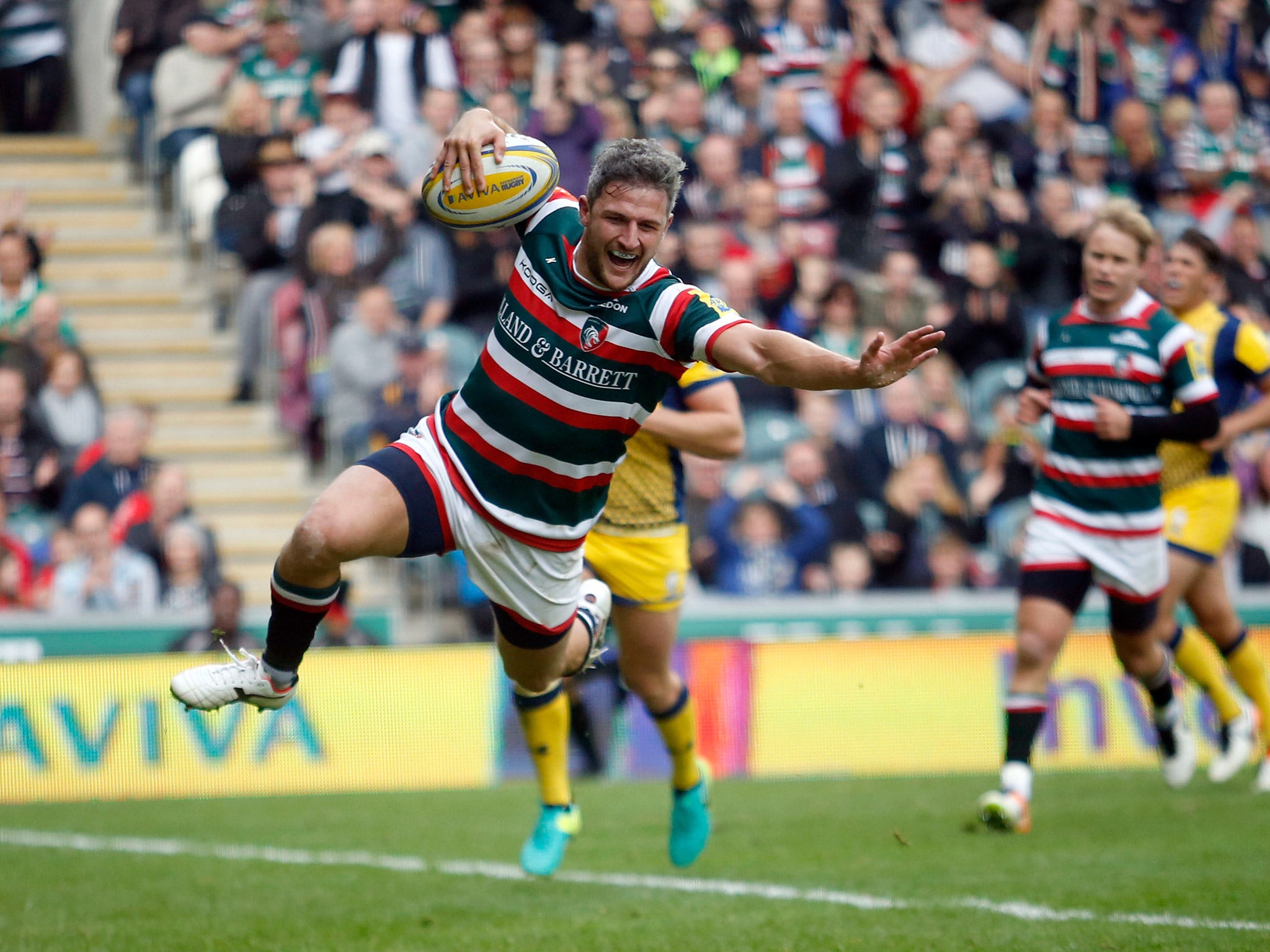 Tom Brady dives over the line to score a try for Leicester Tigers against Worcester Warriors