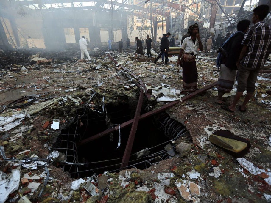 Yemenis inspect the site at the funeral ceremony in Sanaa