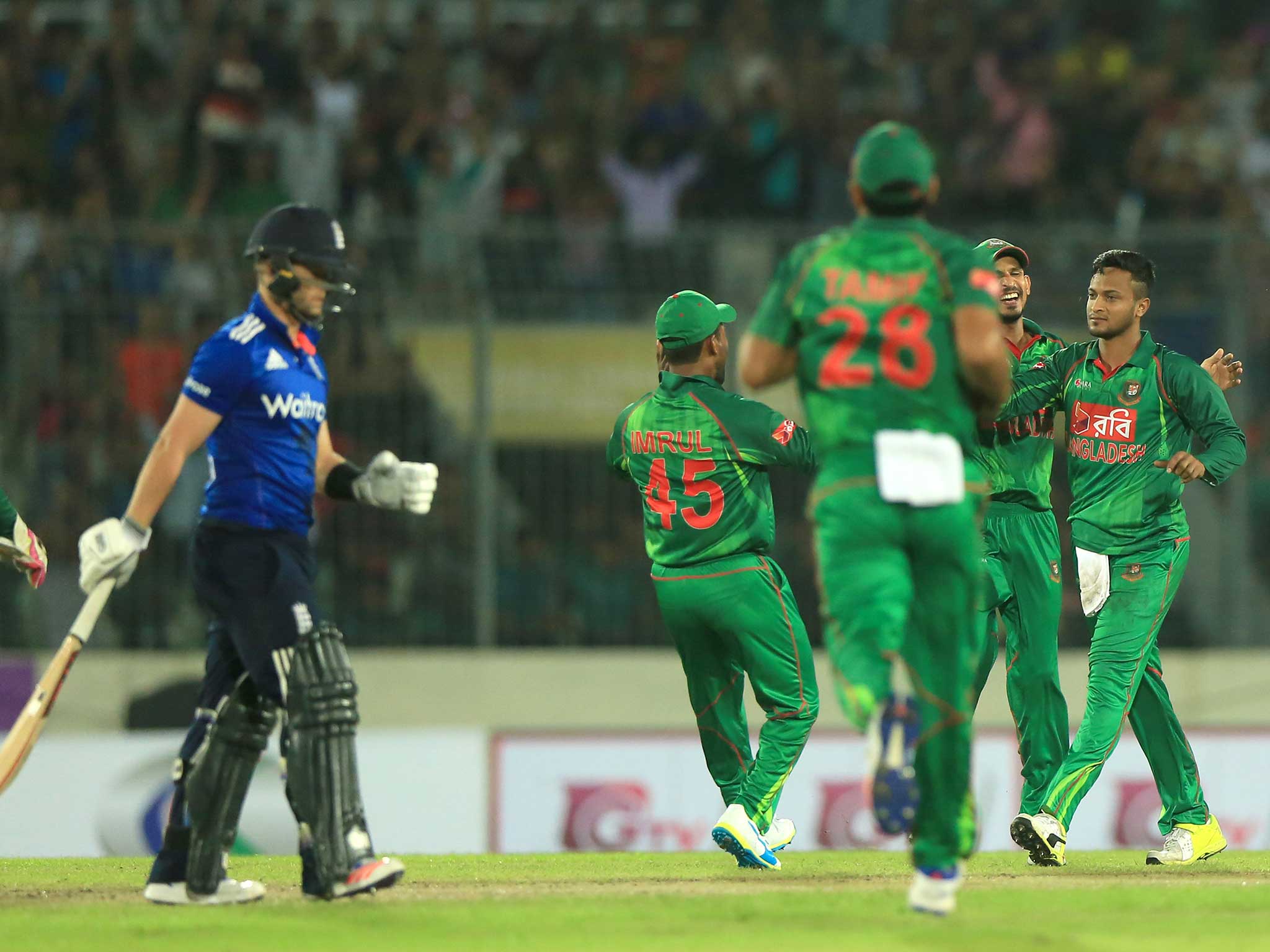 The Bangladesh players celebrate as Ben Duckett makes way