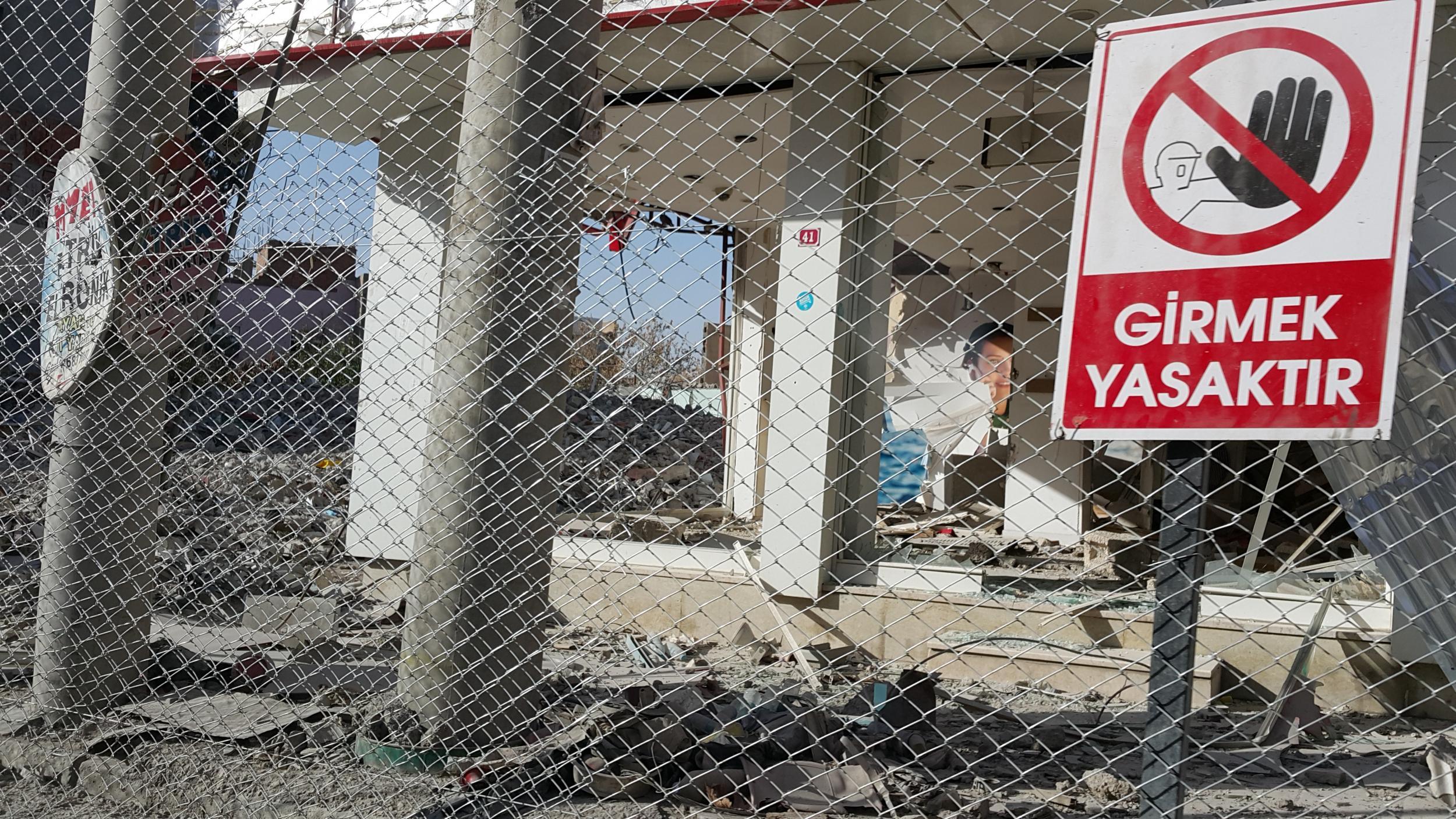 &#13;
The Turkish army is leveling the war ruins of Nusaybin .&#13;