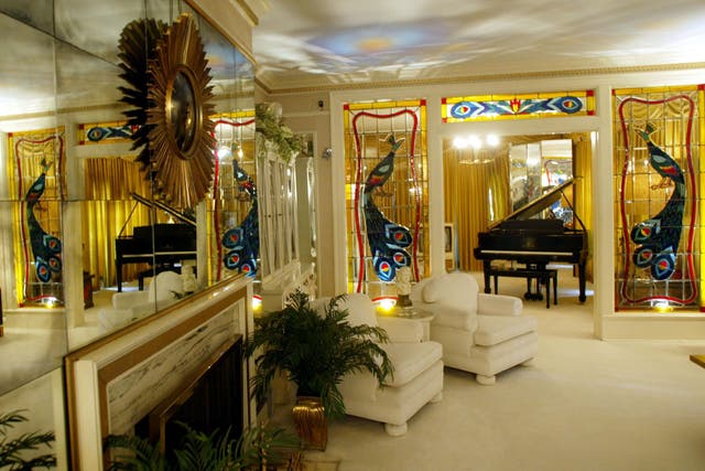 <p>Inside Elvis's flamboyant Graceland mansion</p>