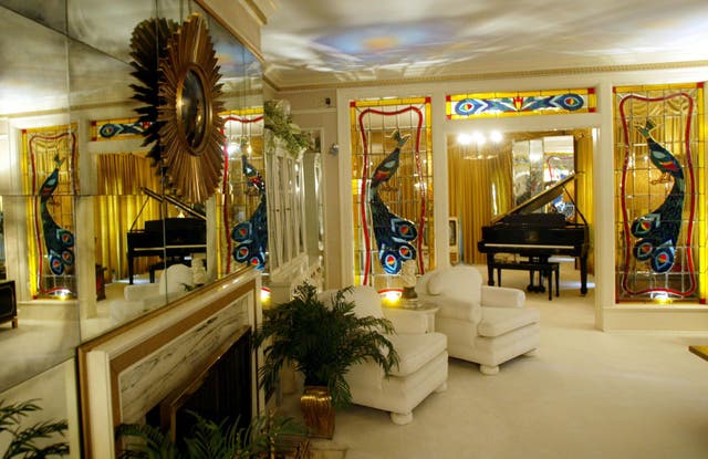 <p>Inside Elvis's flamboyant Graceland mansion</p>
