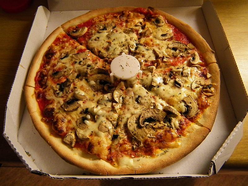 800px-pizza-funghi-mit-pizzahalter.jpg