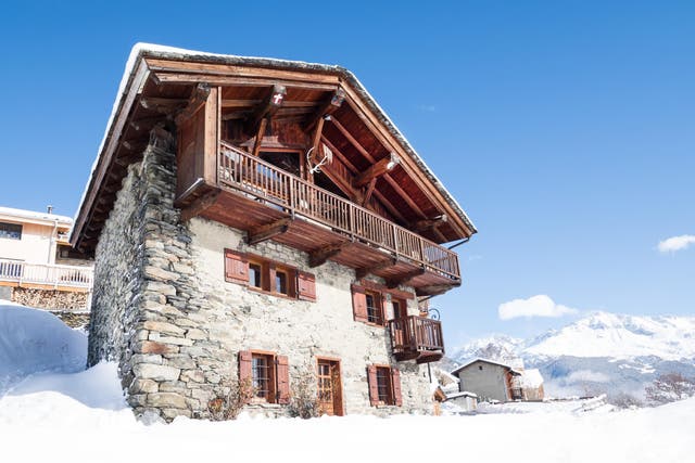 If you’re looking for a lavish escape to enjoy the wonders of winter, Chalet Rosière is a perfect pick