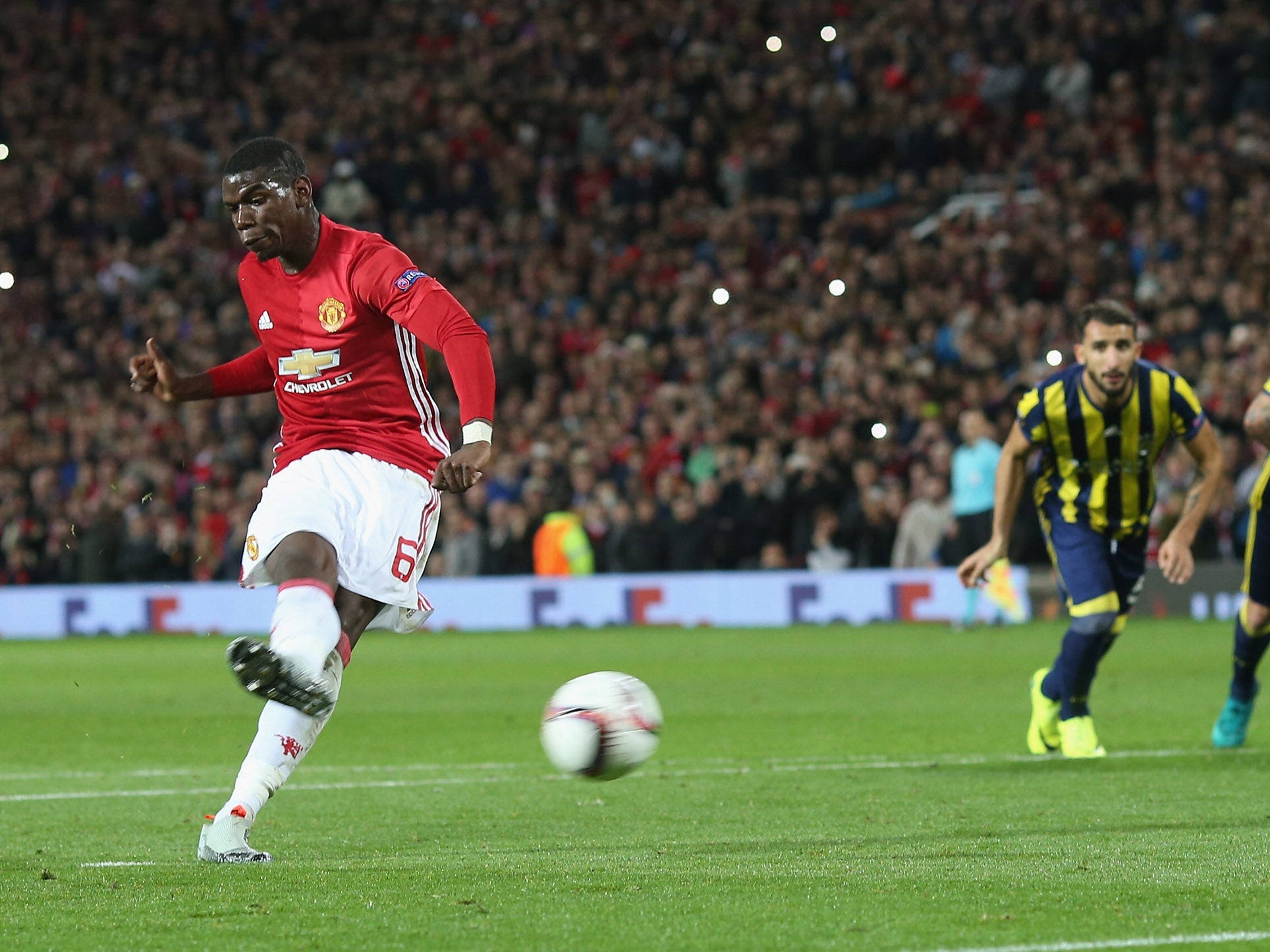 Pogba scores the first of Man United's penalties