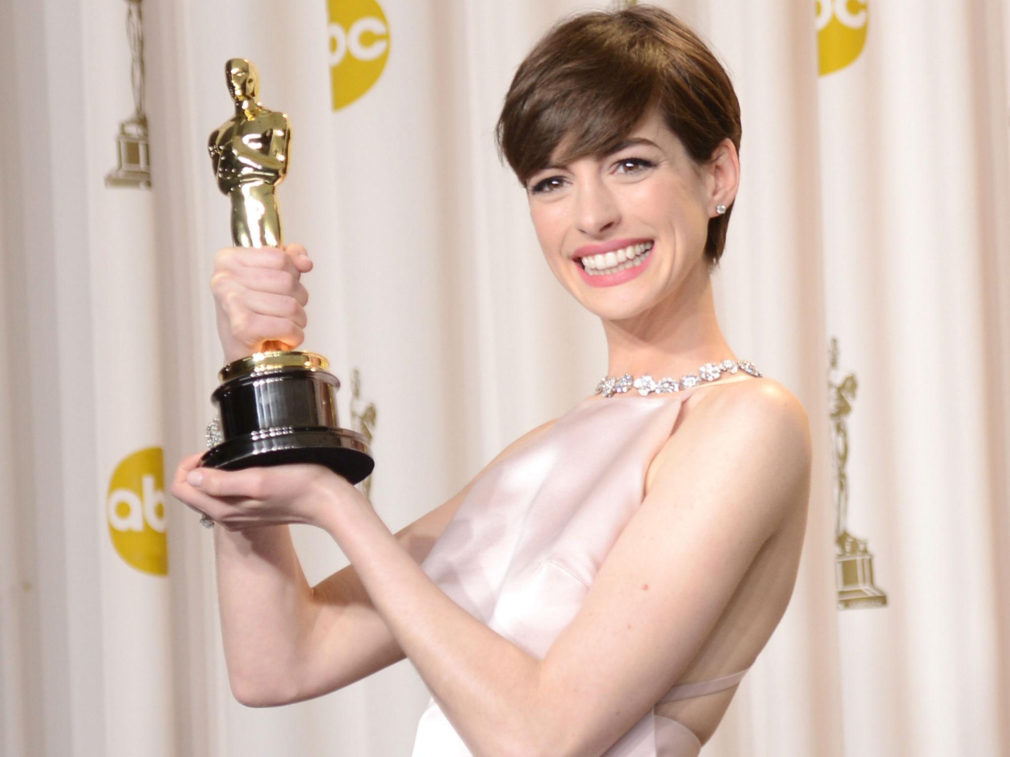 Anne Hathaway with her Oscar in 2013