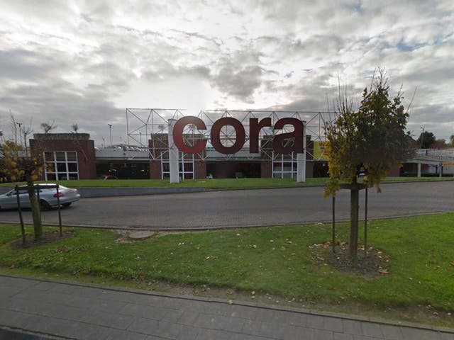 Three masked men, armed with at least one Kalashnikov rifle, burst into a the Cora centre in Chatelineau