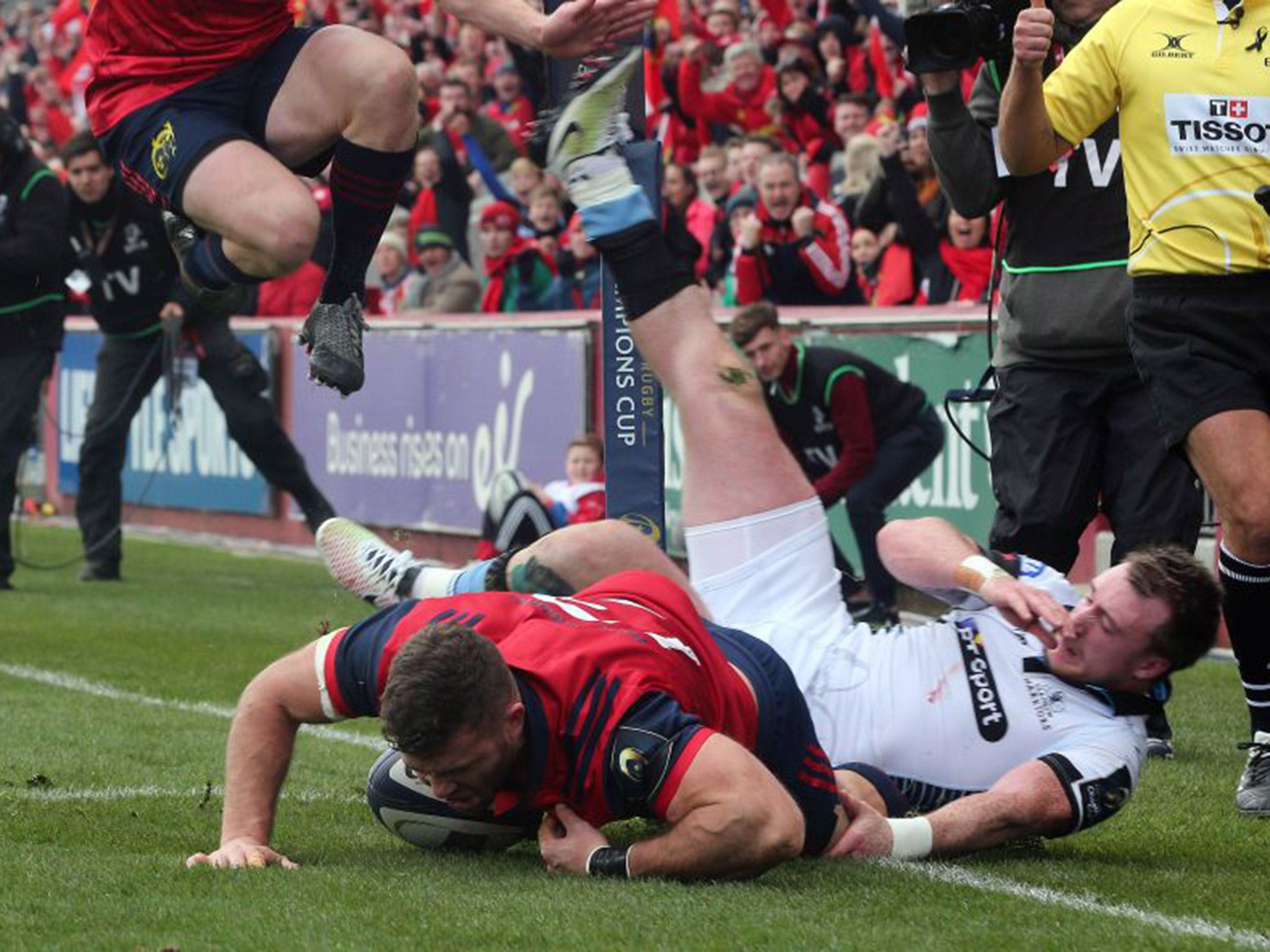 Jaco Taute scores Munster's second try in the corner