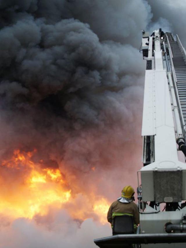 Liverpool Docks fire: Emergency services battle 'large and well ...