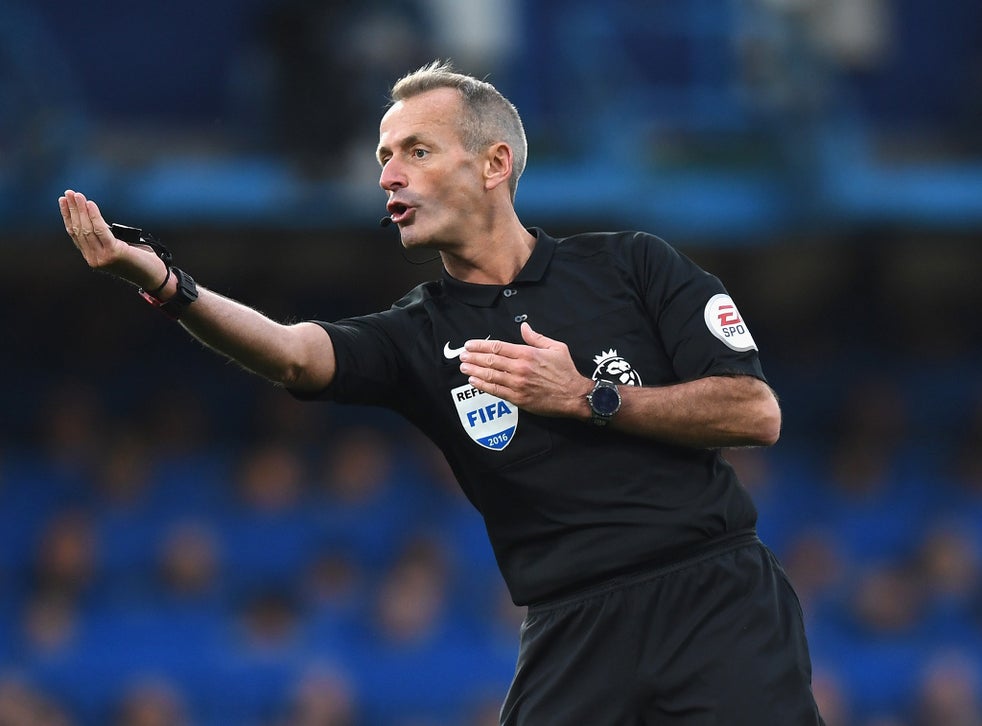 Chelsea Vs Manchester United Martin Atkinson Criticised For Failing To Send Off David Luiz After Late Tackle The Independent The Independent