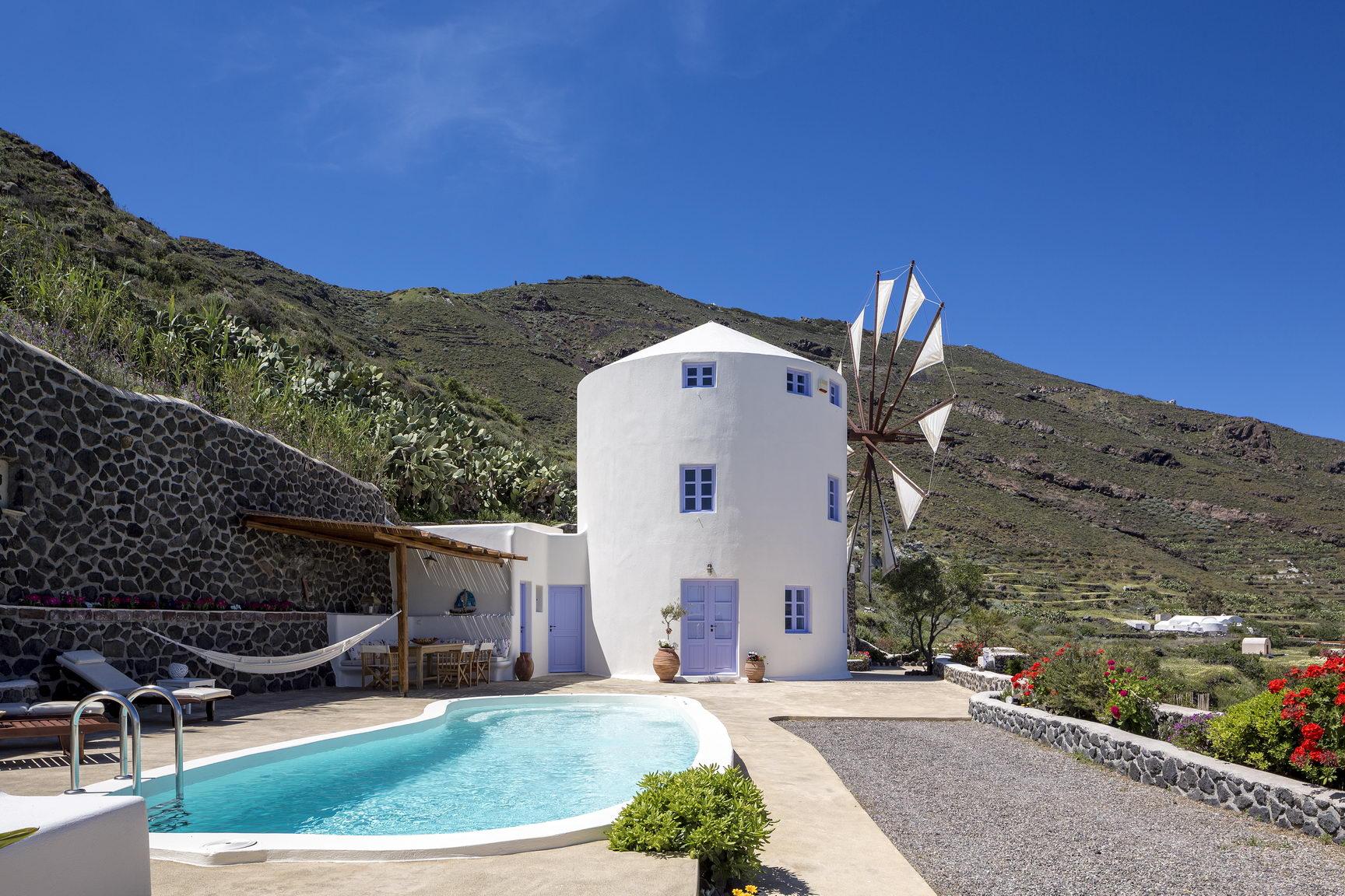 Santorini Windmills boasts stunning sea and vineyard views