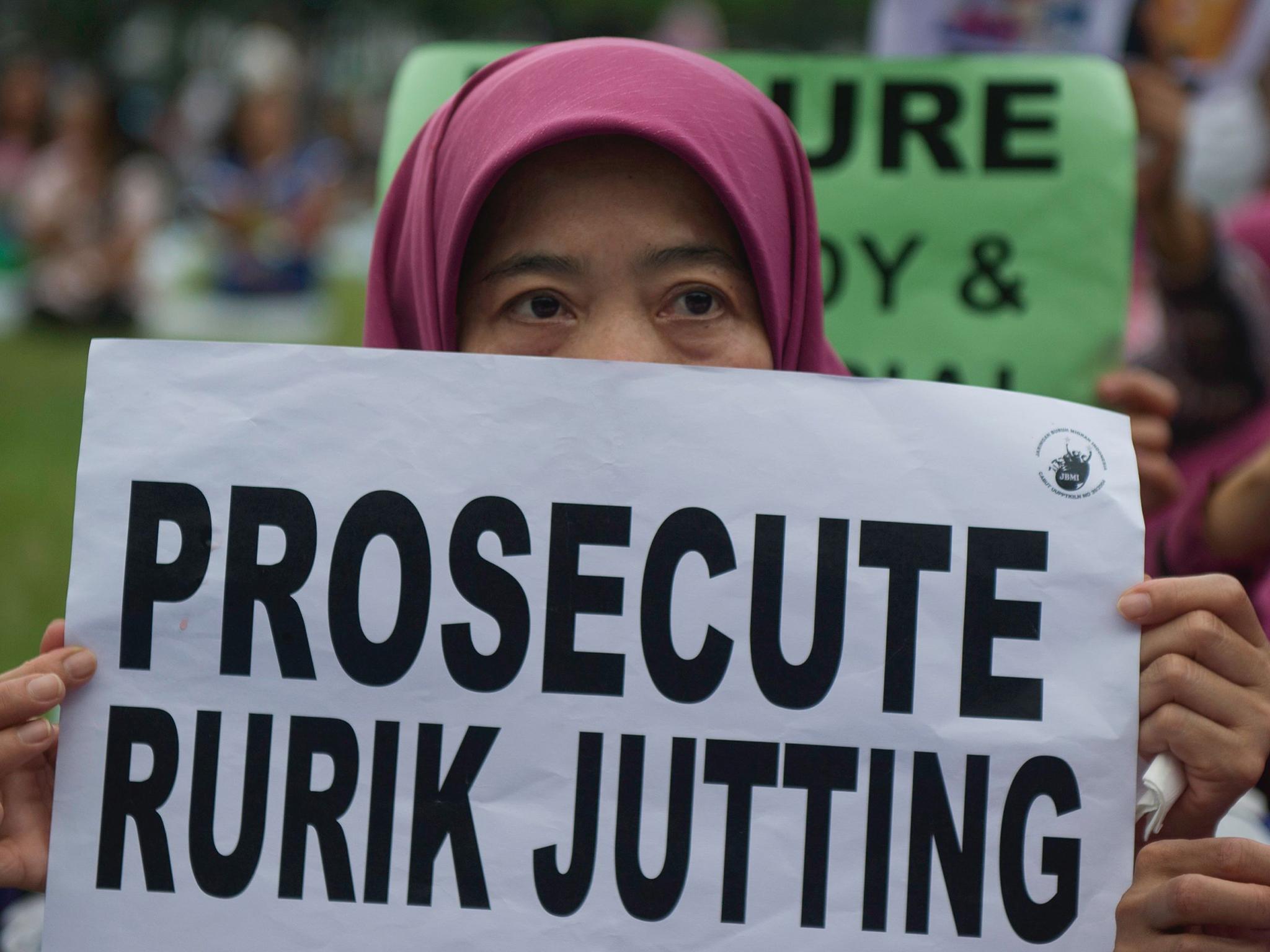 &#13;
An Indonesian migrant worker at a vigil for Seneng Mujiasih and Sumarti Ningsih in Hong Kong's Victoria Park on the eve of Rurik Jutting's trial &#13;