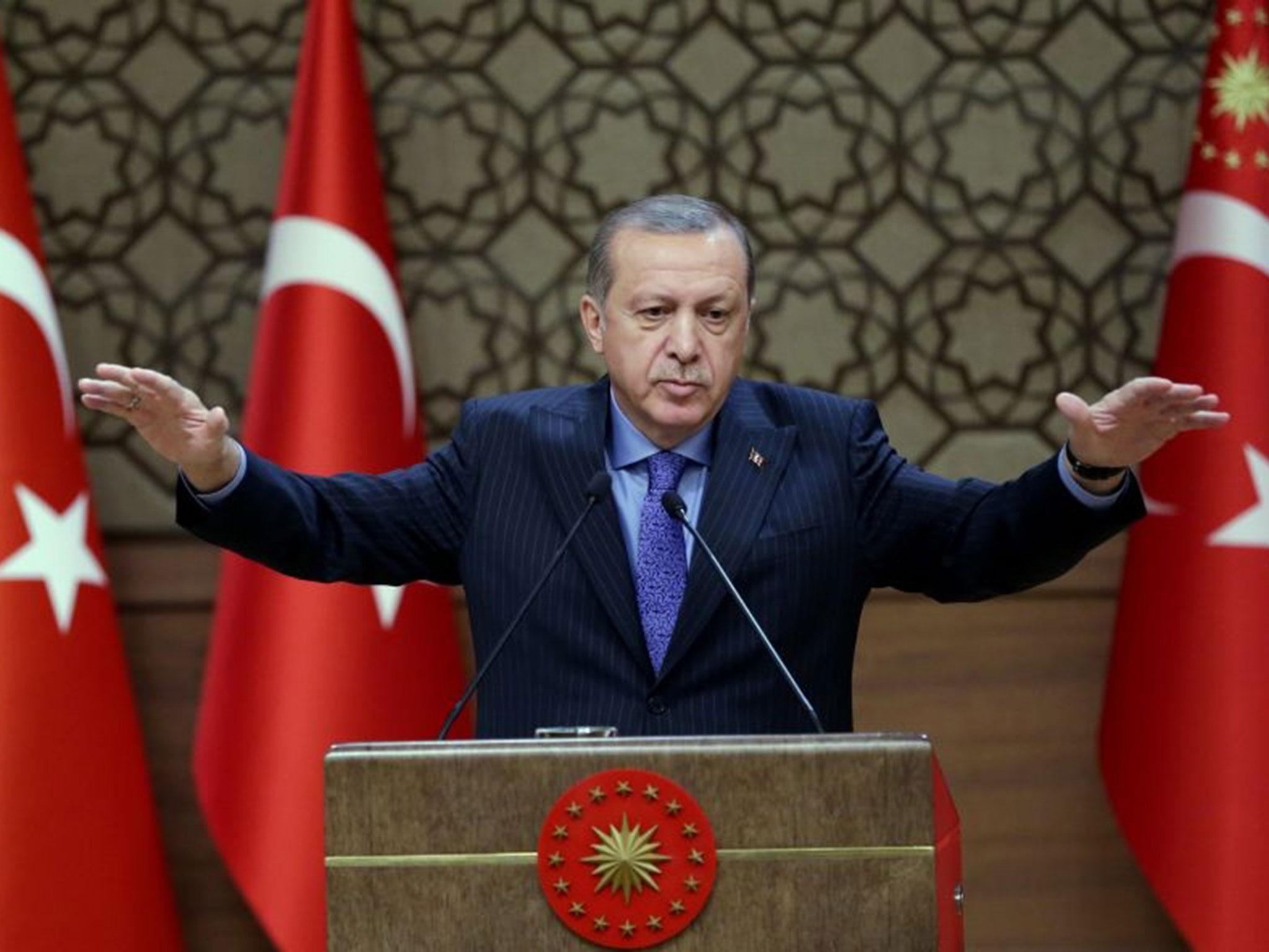 Turkish President Recep Tayyip Erdogan makes a speech during his meeting with mukhtars at the Presidential Palace in Ankara, Turkey, 19 October, 2016