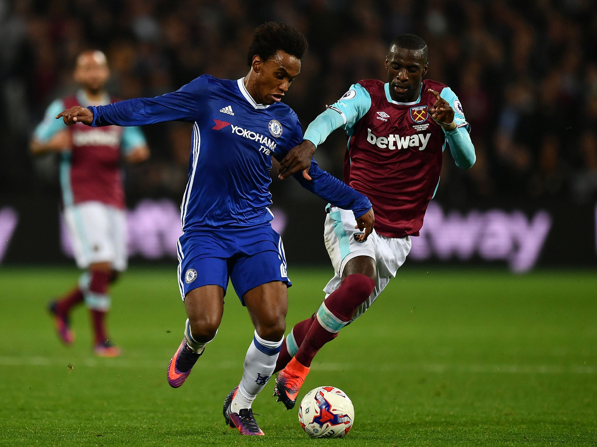 &#13;
Willian and Diafra Sakho tussle for the ball &#13;