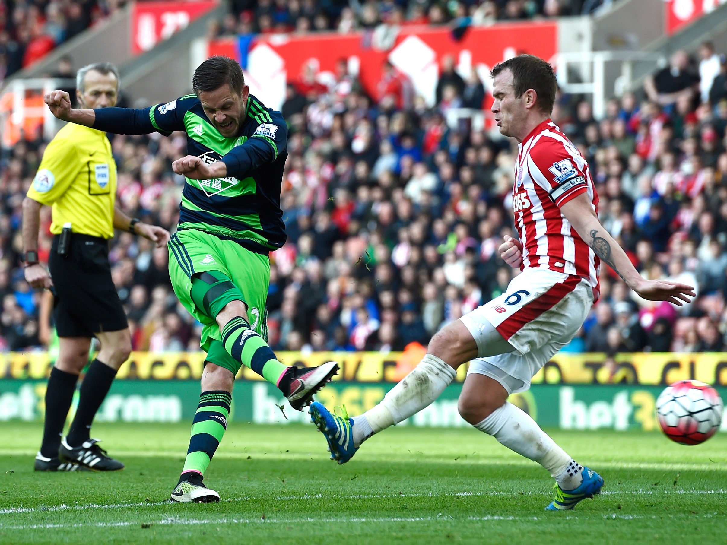 Gylfi Sigurdsson and Glenn Whelan in the reverse fixture last season