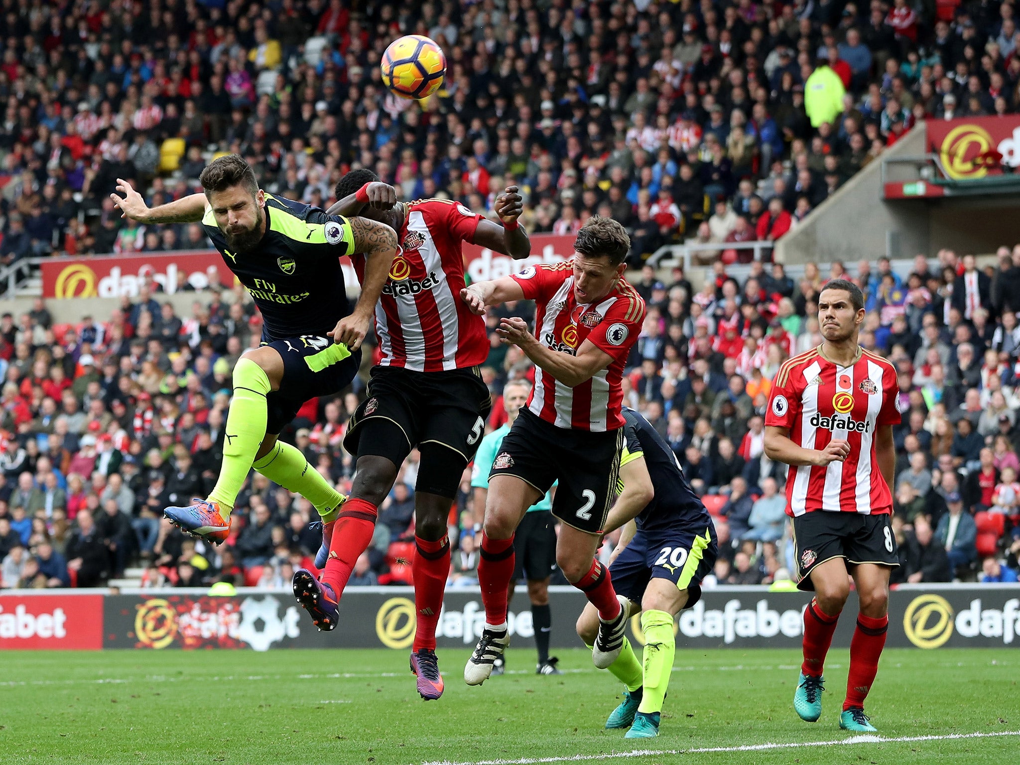 Olivier Giroud heads in Arsenal's third goal against Sunderland