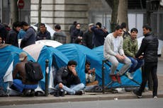 There are thousands of homeless migrants sleeping rough in Paris