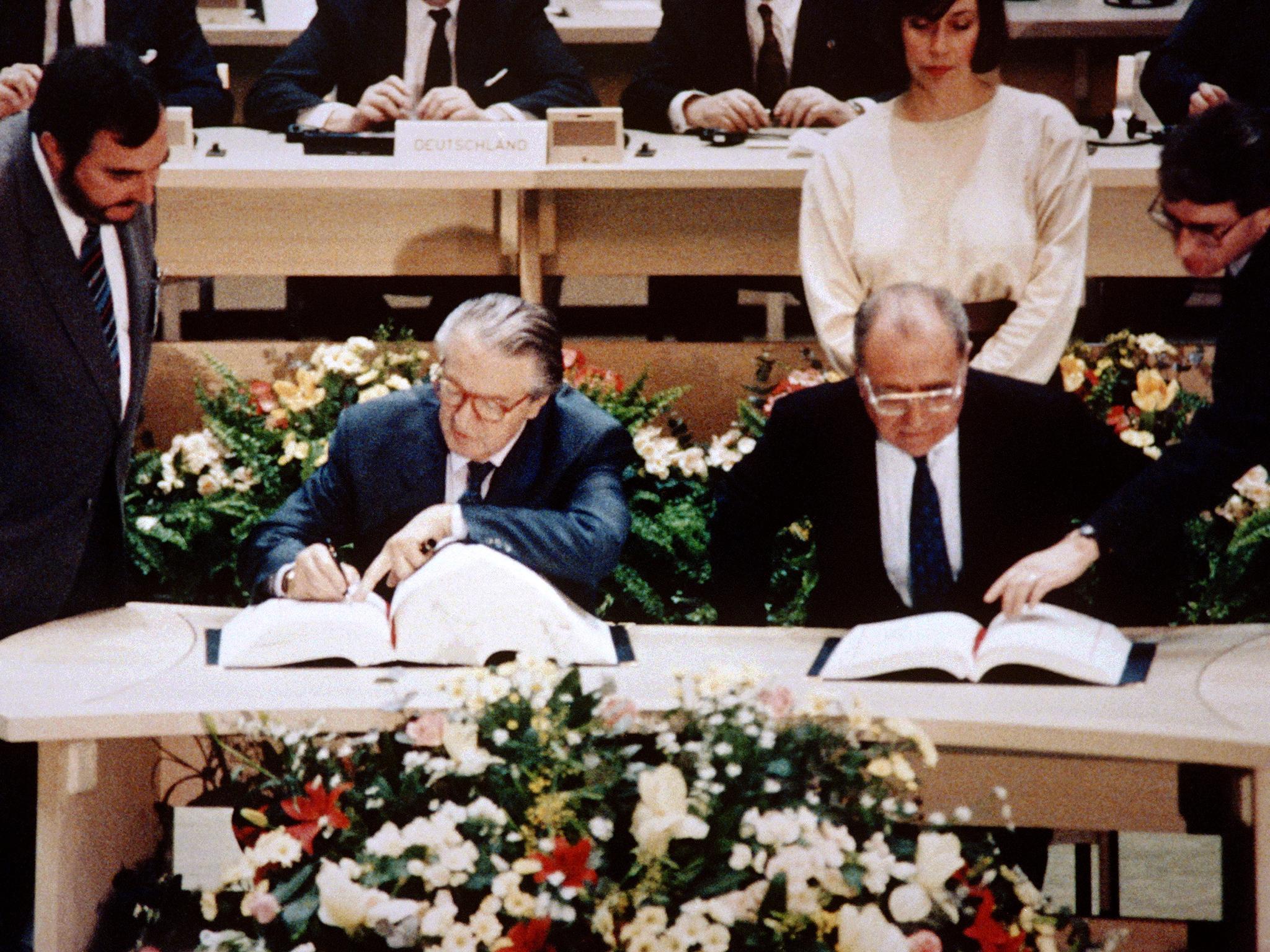 The former foreign affairs and economy ministers of France, Roland Dumas (left) and Pierre Beregovoy sign the Maastricht treaty in 1992