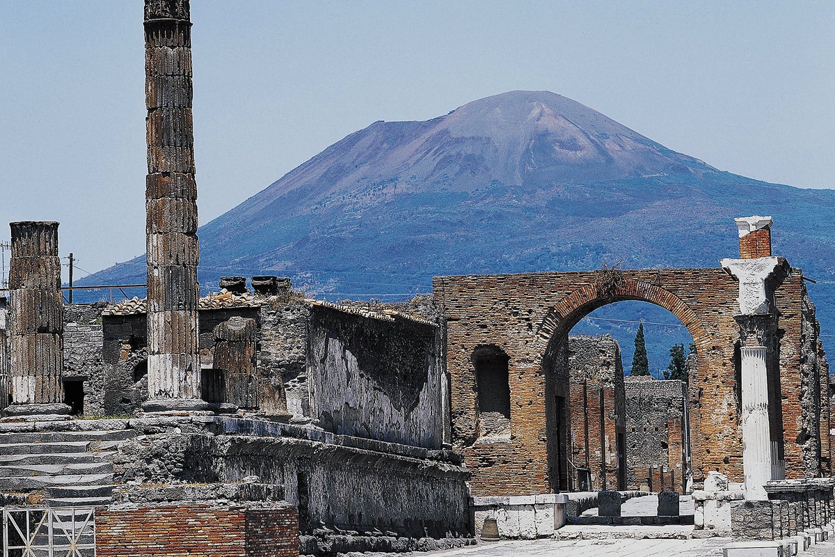Volcano on Rome’s doorstep is slowly reawakening | The Independent ...