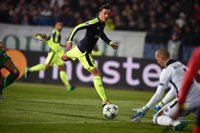 Mesut Özil scored Arsenal's winning goal to send them through to the Champions League last-16