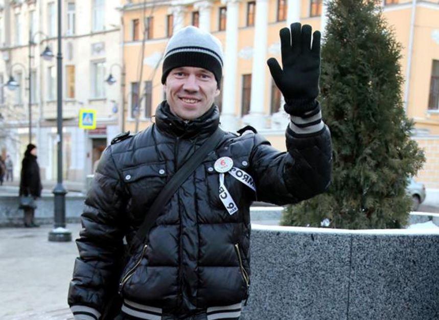 Ildar Dadin picketing in support of prisoners outside a Moscow Metro station