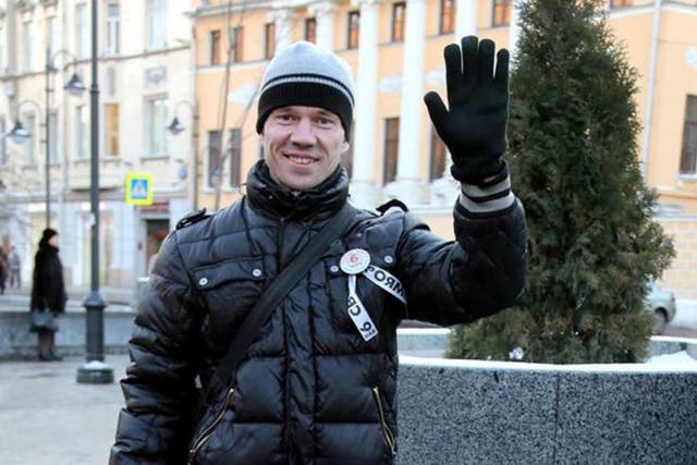 Ildar Dadin picketing in support of prisoners outside a Moscow Metro station
